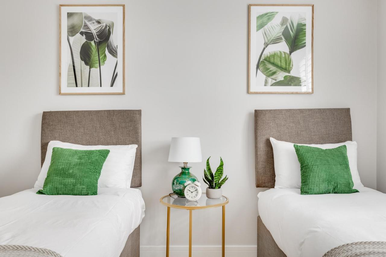 Executive 2 Bedroom Apt City Centre Free Pkg , Wifi By Tent Serviced Apartments Staines-upon-Thames Eksteriør bilde