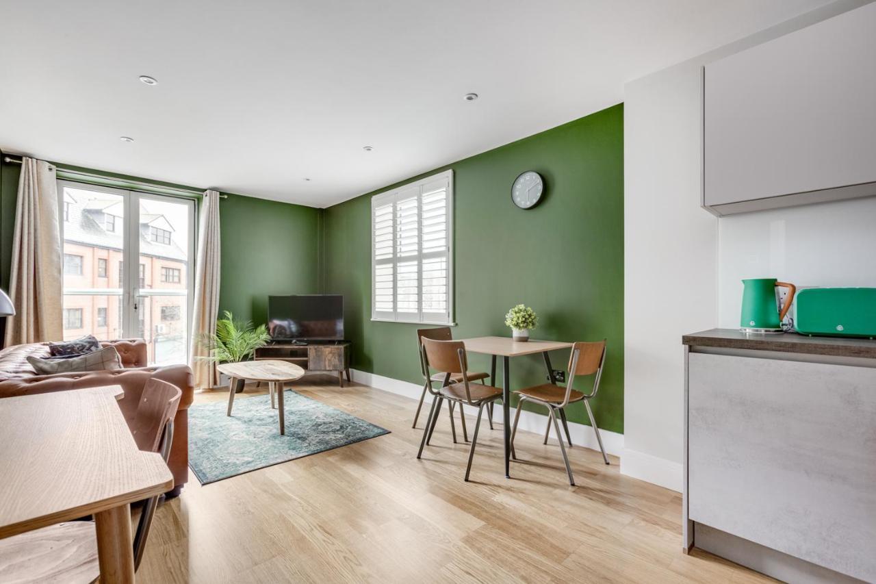 Executive 2 Bedroom Apt City Centre Free Pkg , Wifi By Tent Serviced Apartments Staines-upon-Thames Eksteriør bilde
