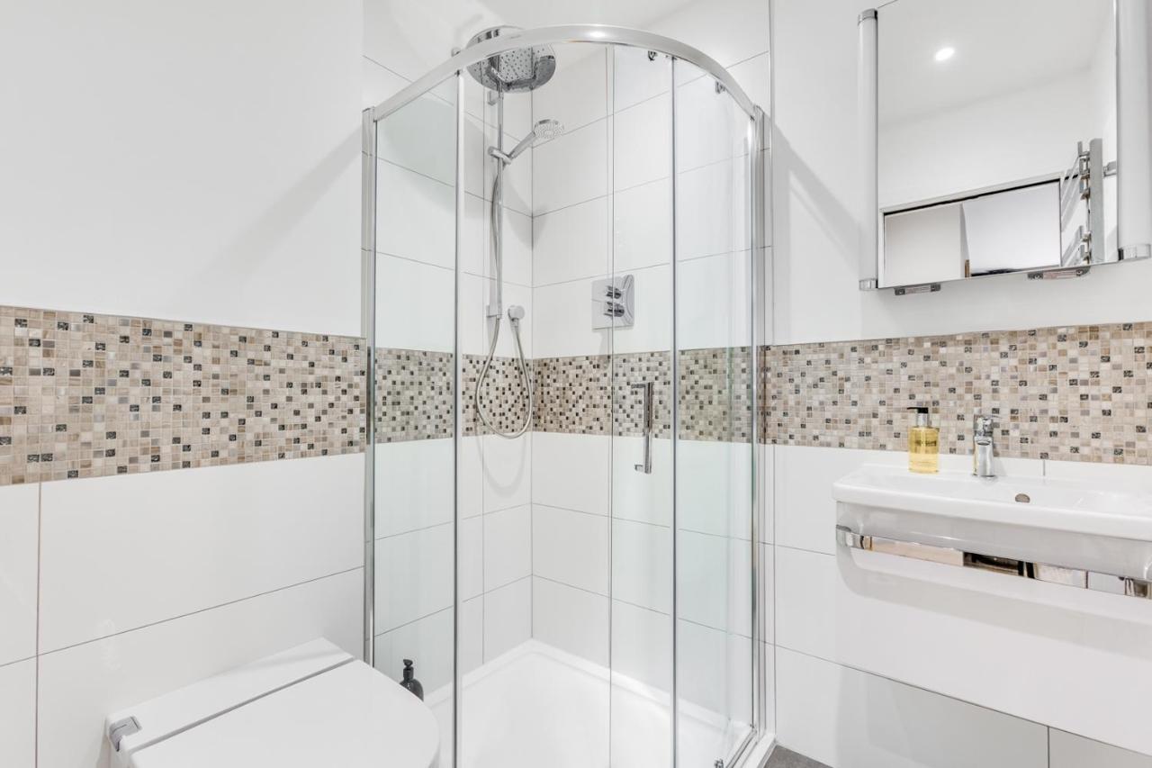 Executive 2 Bedroom Apt City Centre Free Pkg , Wifi By Tent Serviced Apartments Staines-upon-Thames Eksteriør bilde